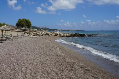 Pefki 'deki Akdeniz kıyısında bir sahil. Pefkos ya da Pefki, Yunanistan 'ın Rodos Adası' nın doğu kıyısında bulunan ünlü bir sahil beldesidir.  