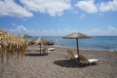 Pefki 'deki Akdeniz kıyısında bir sahil. Pefkos ya da Pefki, Yunanistan 'ın Rodos Adası' nın doğu kıyısında bulunan ünlü bir sahil beldesidir.  