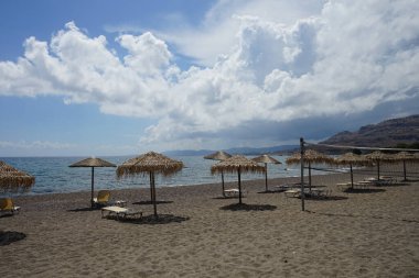 Pefki 'deki Akdeniz kıyısında bir sahil. Pefkos ya da Pefki, Yunanistan 'ın Rodos Adası' nın doğu kıyısında bulunan ünlü bir sahil beldesidir.  