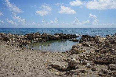 Pefki 'deki Akdeniz kıyısında bir sahil. Pefkos ya da Pefki, Yunanistan 'ın Rodos Adası' nın doğu kıyısında bulunan ünlü bir sahil beldesidir.  