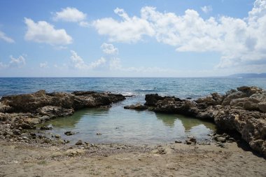 Pefki 'deki Akdeniz kıyısında bir sahil. Pefkos ya da Pefki, Yunanistan 'ın Rodos Adası' nın doğu kıyısında bulunan ünlü bir sahil beldesidir.  