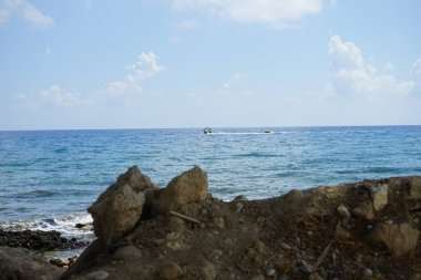 Şişme su kızaklarıyla gezmek deniz kıyısındaki bir tatil beldesi için klasik bir eğlencedir. Pefkos veya Pefki, Rodos Adası, Yunanistan 