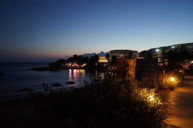 Pefki 'deki Akdeniz kıyısında bir sahil. Pefkos ya da Pefki, Yunanistan 'ın Rodos Adası' nın doğu kıyısında bulunan ünlü bir sahil beldesidir.  