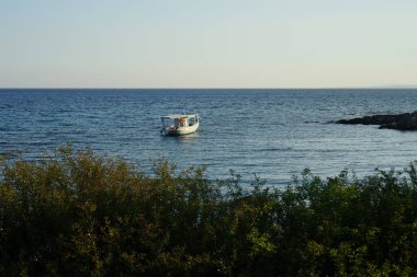 Pefkos veya Pefki, Rodos Adası, Yunanistan - 27 Ağustos 2022: Balıkçı teknesi Kaptan Nikolas balıkçı teknesi, Pefkos 'taki Sunrise Hotel' in yanındaki sahil kenarında duruyor.. 