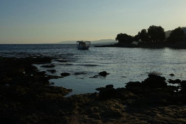 Pefkos veya Pefki, Rodos Adası, Yunanistan - 27 Ağustos 2022: Balıkçı teknesi Kaptan Nikolas balıkçı teknesi, Pefkos 'taki Sunrise Hotel' in yanındaki sahil kenarında duruyor..  