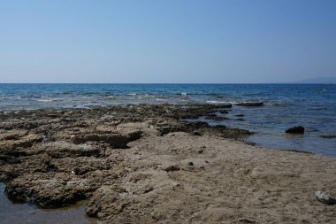Pefki 'deki Akdeniz kıyısında bir sahil. Pefkos ya da Pefki, Yunanistan 'ın Rodos Adası' nın doğu kıyısında bulunan ünlü bir sahil beldesidir.  