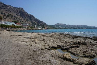 Pefki 'deki Akdeniz kıyısında bir sahil. Pefkos ya da Pefki, Yunanistan 'ın Rodos Adası' nın doğu kıyısında bulunan ünlü bir sahil beldesidir.  