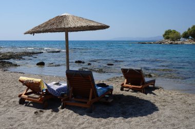 Pefki 'deki Akdeniz kıyısında bir sahil. Pefkos ya da Pefki, Yunanistan 'ın Rodos Adası' nın doğu kıyısında bulunan ünlü bir sahil beldesidir.  