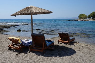 Pefki 'deki Akdeniz kıyısında bir sahil. Pefkos ya da Pefki, Yunanistan 'ın Rodos Adası' nın doğu kıyısında bulunan ünlü bir sahil beldesidir.  
