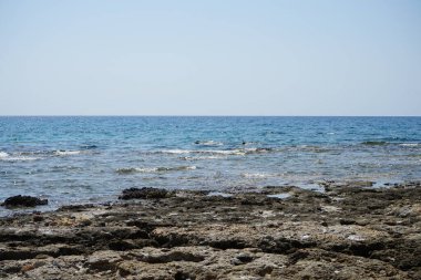Pefki 'deki Akdeniz kıyısında bir sahil. Pefkos ya da Pefki, Yunanistan 'ın Rodos Adası' nın doğu kıyısında bulunan ünlü bir sahil beldesidir.  