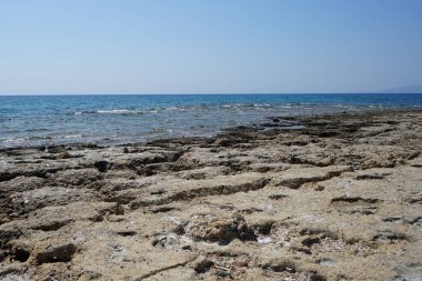 Pefki 'deki Akdeniz kıyısında bir sahil. Pefkos ya da Pefki, Yunanistan 'ın Rodos Adası' nın doğu kıyısında bulunan ünlü bir sahil beldesidir.  