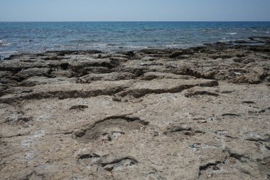 Pefki 'deki Akdeniz kıyısında bir sahil. Pefkos ya da Pefki, Yunanistan 'ın Rodos Adası' nın doğu kıyısında bulunan ünlü bir sahil beldesidir.  