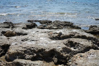 Pefki 'deki Akdeniz kıyısında bir sahil. Pefkos ya da Pefki, Yunanistan 'ın Rodos Adası' nın doğu kıyısında bulunan ünlü bir sahil beldesidir.  