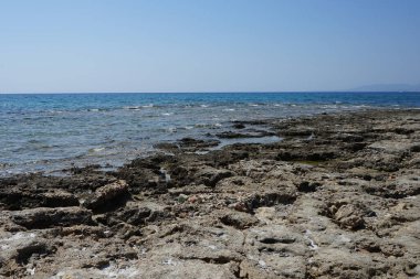Pefki 'deki Akdeniz kıyısında bir sahil. Pefkos ya da Pefki, Yunanistan 'ın Rodos Adası' nın doğu kıyısında bulunan ünlü bir sahil beldesidir.  