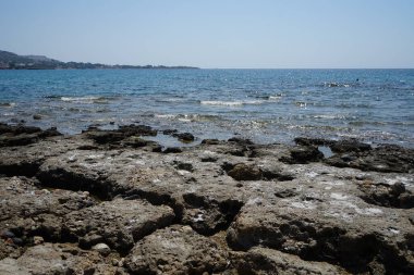 Pefki 'deki Akdeniz kıyısında bir sahil. Pefkos ya da Pefki, Yunanistan 'ın Rodos Adası' nın doğu kıyısında bulunan ünlü bir sahil beldesidir.  