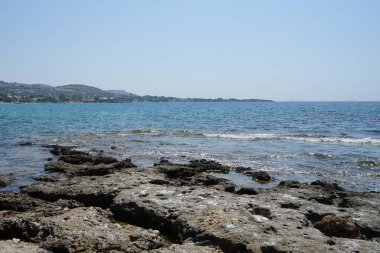 Pefki 'deki Akdeniz kıyısında bir sahil. Pefkos ya da Pefki, Yunanistan 'ın Rodos Adası' nın doğu kıyısında bulunan ünlü bir sahil beldesidir.                                 