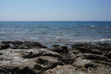 Pefki 'deki Akdeniz kıyısında bir sahil. Pefkos ya da Pefki, Yunanistan 'ın Rodos Adası' nın doğu kıyısında bulunan ünlü bir sahil beldesidir.                                 