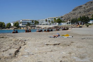 Pefki 'deki Akdeniz kıyısında bir sahil. Pefkos ya da Pefki, Yunanistan 'ın Rodos Adası' nın doğu kıyısında bulunan ünlü bir sahil beldesidir.                                 