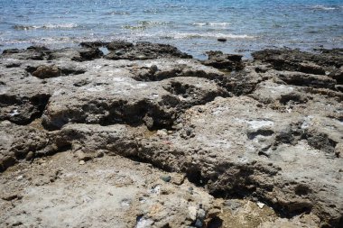 Pefki 'deki Akdeniz kıyısında bir sahil. Pefkos ya da Pefki, Yunanistan 'ın Rodos Adası' nın doğu kıyısında bulunan ünlü bir sahil beldesidir.                                 