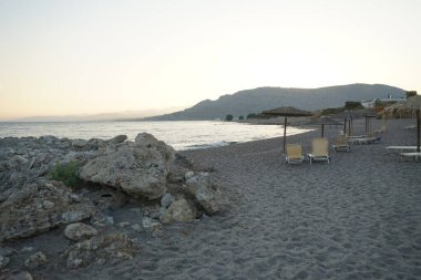 Pefki 'deki Akdeniz kıyısında bir sahil. Pefkos ya da Pefki, Yunanistan 'ın Rodos Adası' nın doğu kıyısında bulunan ünlü bir sahil beldesidir.                                 