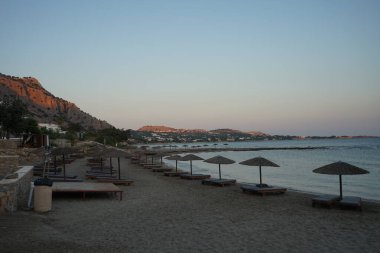 Pefki 'deki Akdeniz kıyısında bir sahil. Pefkos ya da Pefki, Yunanistan 'ın Rodos Adası' nın doğu kıyısında bulunan ünlü bir sahil beldesidir.                                 
