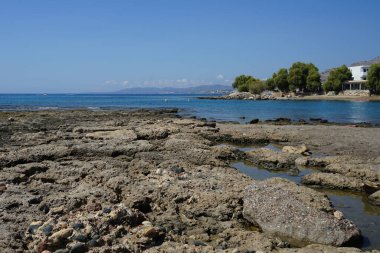 Pefki 'deki Akdeniz kıyısında bir sahil. Pefkos ya da Pefki, Yunanistan 'ın Rodos Adası' nın doğu kıyısında bulunan ünlü bir sahil beldesidir.                                 