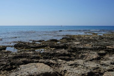 Pefki kıyısı yakınlarındaki Akdeniz 'de tekneler denize açılır. Pefkos ya da Pefki, Rhodes Adası 'nın doğu kıyısında bulunan ünlü bir sahil beldesidir. Pefkos veya Pefki, Rodos Adası, Yunanistan                                