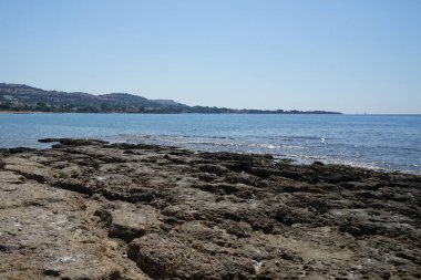 Pefki 'deki Akdeniz kıyısında bir sahil. Pefkos ya da Pefki, Yunanistan 'ın Rodos Adası' nın doğu kıyısında bulunan ünlü bir sahil beldesidir.                                 