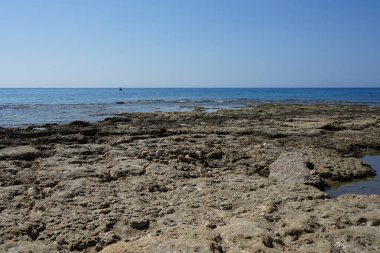 Pefki kıyısı yakınlarındaki Akdeniz 'de tekneler denize açılır. Pefkos ya da Pefki, Rhodes Adası 'nın doğu kıyısında bulunan ünlü bir sahil beldesidir. Pefkos veya Pefki, Rodos Adası, Yunanistan                                