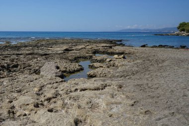 Pefki 'deki Akdeniz kıyısında bir sahil. Pefkos ya da Pefki, Yunanistan 'ın Rodos Adası' nın doğu kıyısında bulunan ünlü bir sahil beldesidir.                                 