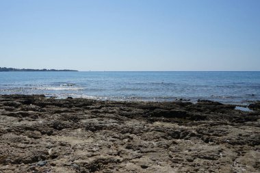 Pefki 'deki Akdeniz kıyısında bir sahil. Pefkos ya da Pefki, Yunanistan 'ın Rodos Adası' nın doğu kıyısında bulunan ünlü bir sahil beldesidir.                                 