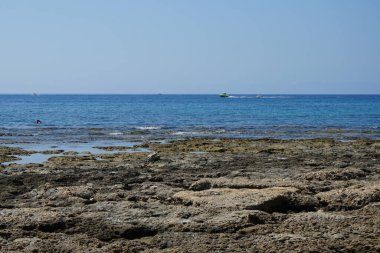 Şişme su kızaklarıyla gezmek deniz kıyısındaki bir tatil beldesi için klasik bir eğlencedir. Pefkos veya Pefki, Rodos Adası, Yunanistan                             