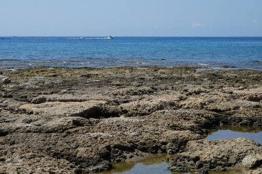 Şişme su kızaklarıyla gezmek deniz kıyısındaki bir tatil beldesi için klasik bir eğlencedir. Pefkos veya Pefki, Rodos Adası, Yunanistan                             
