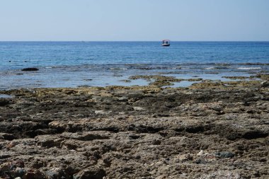 Pefki kıyısı yakınlarındaki Akdeniz 'de tekneler denize açılır. Pefkos ya da Pefki, Rhodes Adası 'nın doğu kıyısında bulunan ünlü bir sahil beldesidir. Pefkos veya Pefki, Rodos Adası, Yunanistan                                