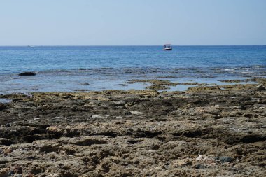 Pefki kıyısı yakınlarındaki Akdeniz 'de tekneler denize açılır. Pefkos ya da Pefki, Rhodes Adası 'nın doğu kıyısında bulunan ünlü bir sahil beldesidir. Pefkos veya Pefki, Rodos Adası, Yunanistan                                