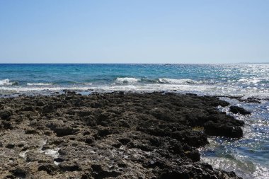 Pefki 'deki Akdeniz kıyısında bir sahil. Pefkos ya da Pefki, Yunanistan 'ın Rodos Adası' nın doğu kıyısında bulunan ünlü bir sahil beldesidir.                                 