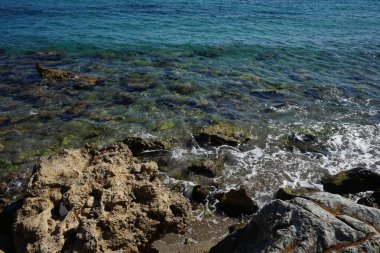 Pefki 'deki Akdeniz kıyısında bir sahil. Pefkos ya da Pefki, Yunanistan 'ın Rodos Adası' nın doğu kıyısında bulunan ünlü bir sahil beldesidir.                                 