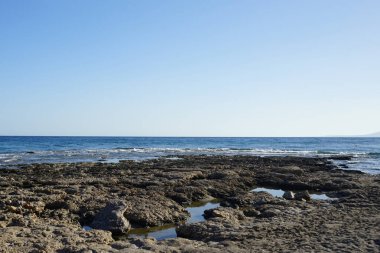 Pefki 'deki Akdeniz kıyısında bir sahil. Pefkos ya da Pefki, Yunanistan 'ın Rodos Adası' nın doğu kıyısında bulunan ünlü bir sahil beldesidir.                                 