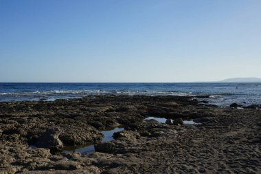 Pefki 'deki Akdeniz kıyısında bir sahil. Pefkos ya da Pefki, Yunanistan 'ın Rodos Adası' nın doğu kıyısında bulunan ünlü bir sahil beldesidir.                                 