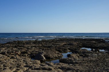 Pefki 'deki Akdeniz kıyısında bir sahil. Pefkos ya da Pefki, Yunanistan 'ın Rodos Adası' nın doğu kıyısında bulunan ünlü bir sahil beldesidir.                                 
