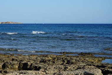Pefki 'deki Akdeniz kıyısında bir sahil. Pefkos ya da Pefki, Yunanistan 'ın Rodos Adası' nın doğu kıyısında bulunan ünlü bir sahil beldesidir.                                 