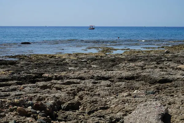 Pefki kıyısı yakınlarındaki Akdeniz 'de tekneler denize açılır. Pefkos ya da Pefki, Rhodes Adası 'nın doğu kıyısında bulunan ünlü bir sahil beldesidir. Pefkos veya Pefki, Rodos Adası, Yunanistan       