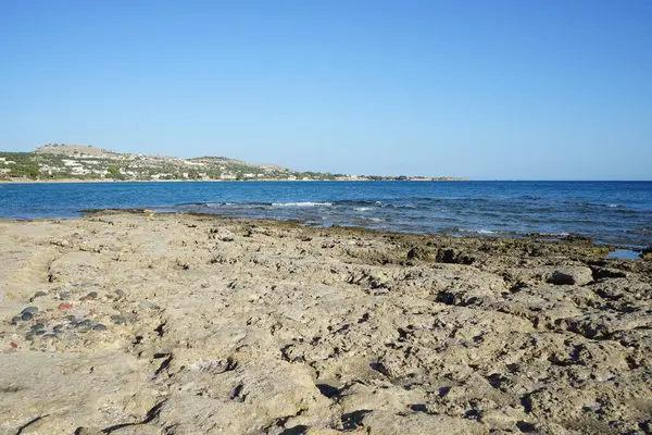 Pefki 'deki Akdeniz kıyısında bir sahil. Pefkos ya da Pefki, Yunanistan 'ın Rodos Adası' nın doğu kıyısında bulunan ünlü bir sahil beldesidir.                                 