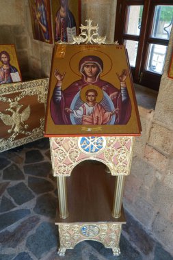 Pefkos veya Pefki, Rodos adası, Yunanistan - 28 Ağustos 2022: 2007 yılında Pefki 'de inşa edilmiş küçük bir çağdaş Rum Ortodoks kilisesi. Pefkos ya da Pefki, Rhodes Adası 'nın doğu kıyısında bulunan ünlü bir sahil beldesidir.. 