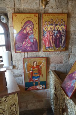 Pefkos veya Pefki, Rodos adası, Yunanistan - 28 Ağustos 2022: 2007 yılında Pefki 'de inşa edilmiş küçük bir çağdaş Rum Ortodoks kilisesi. Pefkos ya da Pefki, Rhodes Adası 'nın doğu kıyısında bulunan ünlü bir sahil beldesidir.. 