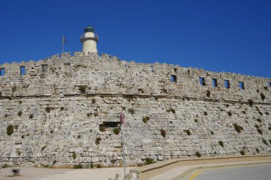 Ağustos 'ta Agios Nikolaos Kalesi manzarası. Agios Nikolaos Kalesi ya da Aziz Nikolaos Kalesi, eşanlamlı iskelede kuzey ucunda yer alan tek bir kaledir. Rodos Şehri, Rodos Adası, Yunanistan
