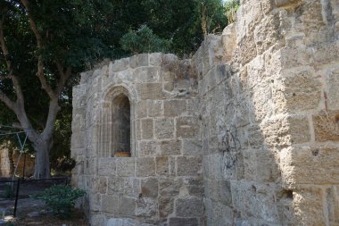 Ortaçağ Rodos 'undaki Platia Athinas harabelerinde uyuyan kırmızı bir kedi. Kedi, Felis catus, evcil kedi veya ev kedisi, Felidae familyasından evcil bir türdür. Rodos Şehri, Rodos Adası, Yunanistan