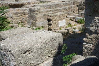 Platia Athinas eski Rhodos kasabasında yer almaktadır. Küçük meydanda iki kilise kalıntısı vardır: Aziz Michael Bazilikası ve Agios Spyridon Kilisesi. Rodos Şehri, Rodos Adası, Yunanistan