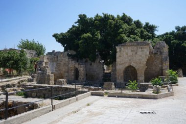 Platia Athinas eski Rhodos kasabasında yer almaktadır. Küçük meydanda iki kilise kalıntısı vardır: Aziz Michael Bazilikası ve Agios Spyridon Kilisesi. Rodos Şehri, Rodos Adası, Yunanistan