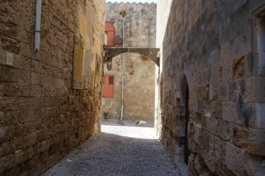 Eski Rodos kasabasında dar bir caddede binaları birbirine bağlayan bir taş kemer. Ortaçağ Rodos 'u 1309-1523 yılları arasında inşa edilmiş ve Yunanistan' ın Rodos kentinin bir parçasıdır. 